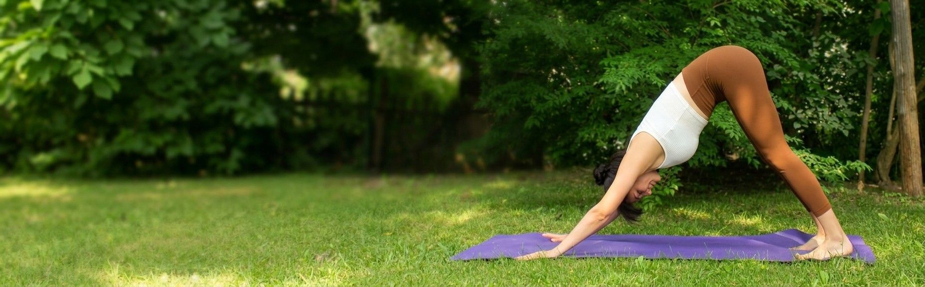Yuriria Carrillo en postura Adho Mukha Svanasana