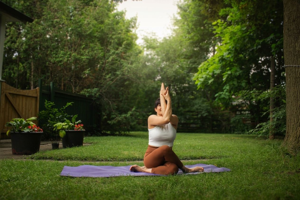 Yuriria Carrillo en postura Garudasana